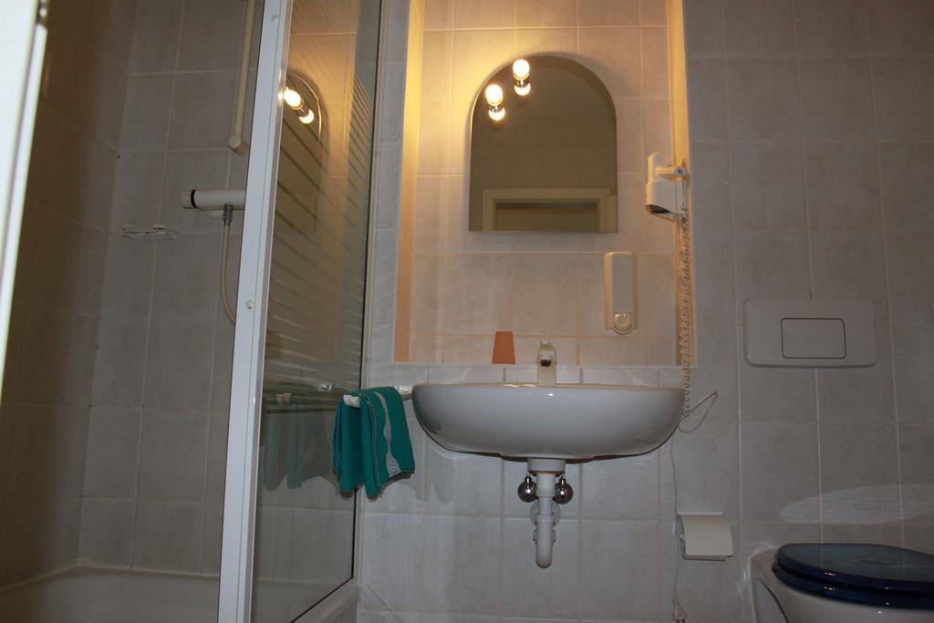 Gasthaus & Hotel Gruenhof Frankfurt  Room photo